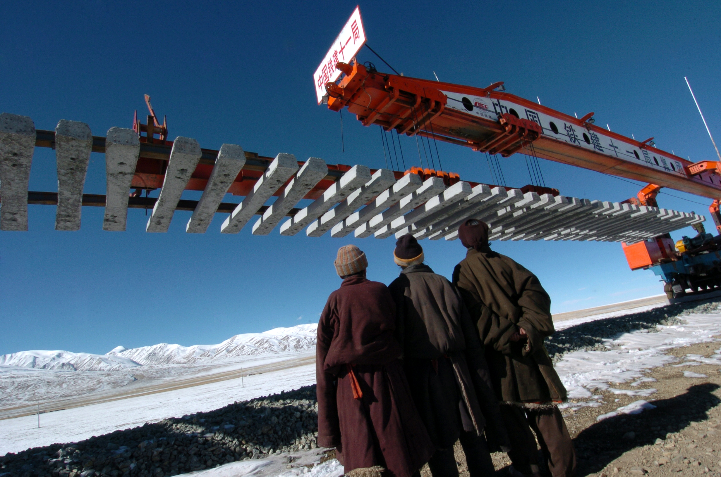 1638513331881610.jpg 藏族群众观看青藏铁路建设(2004年12月5日摄)新华社记者觉果摄.JPG